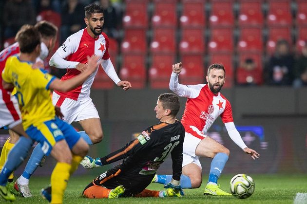 Josef Hušbauer ze Slavie Praha a brankář Teplic Tomáš Grigar během utkání 16. kola Fortuna ligy.