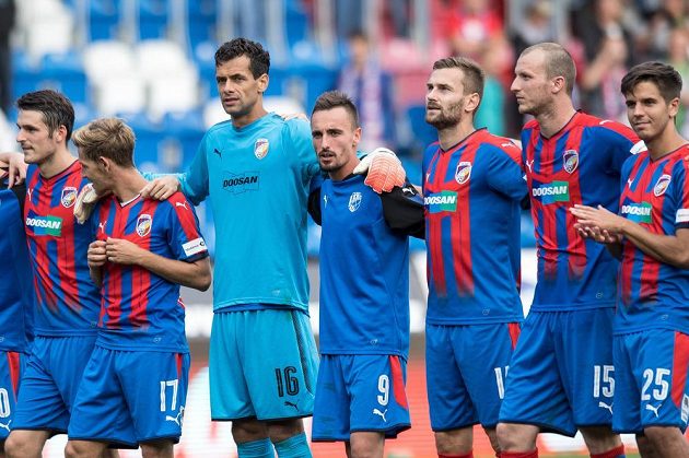 Fotbalisté Viktorie Plzeň (zleva): Milan Havel, Patrik Hrošovský, Aleš Hruška, Martin Zeman, Radim Řezník, Michael Krmenčík a Aleš Čermák po utkání s Olomoucí.