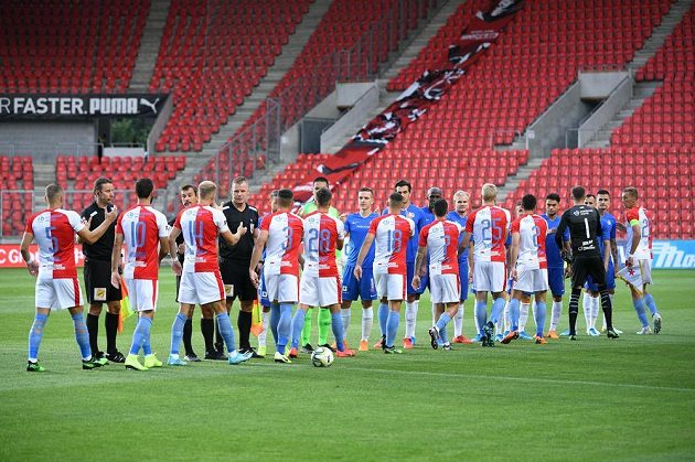 Fotbalisté Slavie a Liberce nastupují k vzájemnému zápasu na prázdném stadionu v Edenu