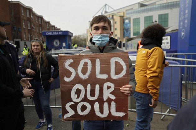 Prodali jste naši duši, stojí na transparentu fanouška Chelsea protestujícího proti Super lize.
