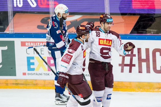 Hokejisté Sparty Andrej Kudrna (vpravo) a Michal Barinka oslavují vedoucí gól v utkání proti Kometě.
