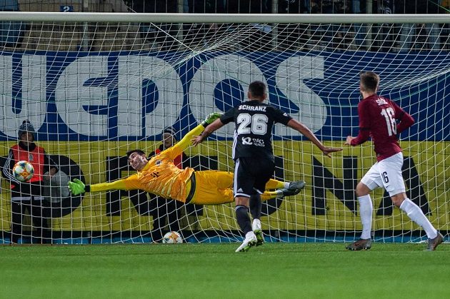 Bbrankář Sparty Florin Nita, Ivan Schranz z Českých Budějovic a Michal Sáček ze Sparty v akci během utkání MOL Cupu.