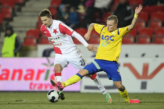Teplický Jakub Hora (vpravo) se snaží sebrat míč útočníkovi Slavie Milanovi Škodovi.