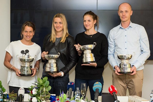 Vítězný fedcupový tým (zleva) Barbora Strýcová, Petra Kvitová, Karolína Plíšková a kapitán Petr Pála po návratu do Prahy.