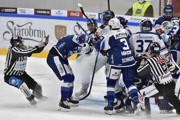 Čároví rozhodčí Vít Komárek (vlevo) a Jakub Frodl (vpravo) zasahují u potyčky na ledě v utkání Komety Brno s Vítkovicemi.