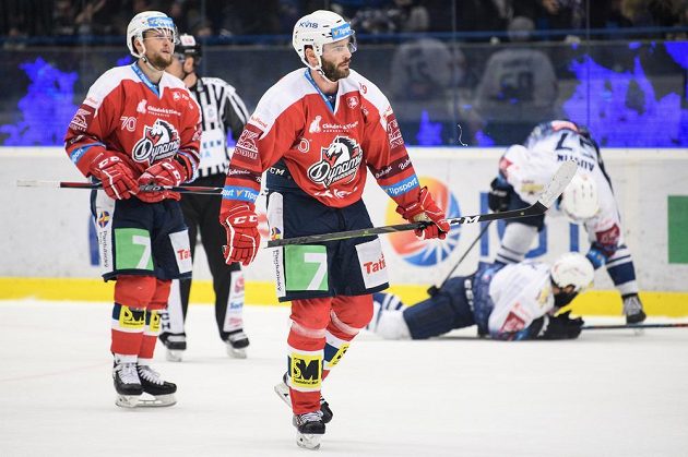 Hokejisté Pardubic Robert Kousal (vpravo) a Radoslav Tybor po prohraném utkání v Kladně.