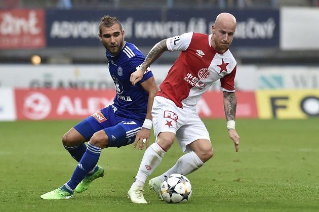 Olomoucký Martin Sladký sleduje, jak mu slávista Miroslav Stoch udělal kličku v utkání úvodního kola nejvyšší soutěže.
