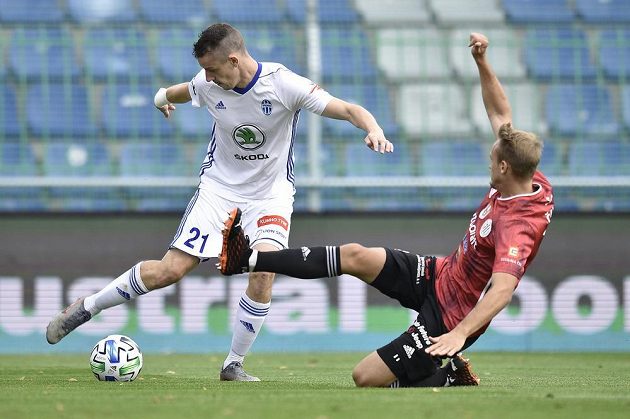 Ondřej Zahustel from Mladá Boleslav with the ball, Patrik Čavoš from České Budějovice tries to slow him down.