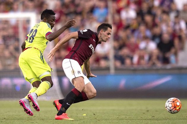 Nigerijec Ahmed Musa (vlevo), autor dvou gólů CSKA Moskva, a obránce Sparty Praha Mario Holek.