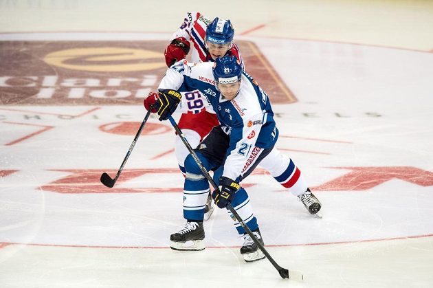 Finský útočník Janne Niskala (vpředu) a český forvard Lukáš Radil během utkání turnaje Channel One Cup.