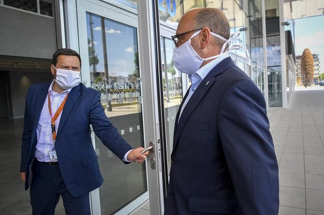 Prezident fotbalového klubu Viktoria Plzeň Tomáš Paclík (vpravo) přichází na jednání ligového grémia Ligové fotbalové asociace v Praze.