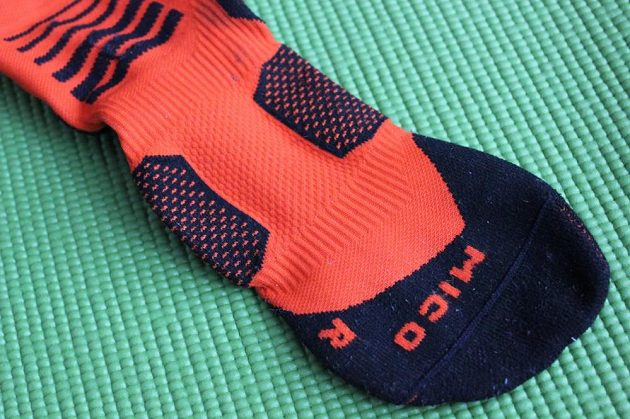Kompresní podkolenky Mico Oxi-Jet Run Light: Střední část chodidla nese výrazné zpevňující prvky.
