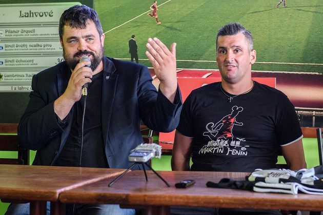 Fotbalový útočník Martin Fenin (vpravo) a starosta Řeporyj Pavel Novotný během tiskové konference týmu 1. A třídy FK Řeporyje.