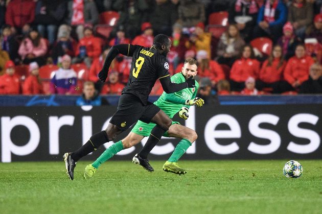 Romelu Lukaku z Interu Milán obchází brankáře Slavie Praha Ondřeje Koláře během utkání základní skupiny Ligy mistrů.