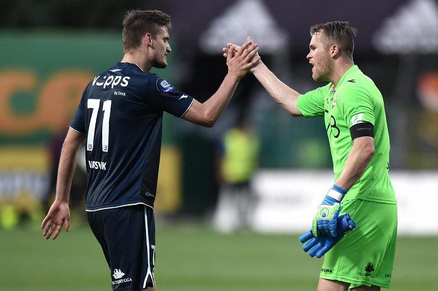 Fotbalisté Strömsgodsetu se radují z výhry v Mladé Boleslavi. Vlevo obránce Gustav Valsvik, vpravo brankář Espen Pettersen.