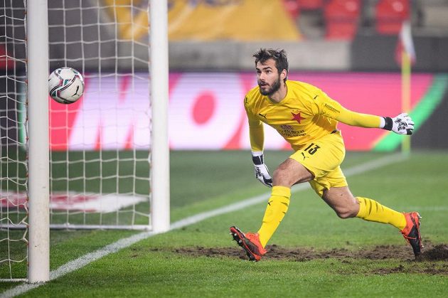 Brankář Slavie Praha Jan Stejskal inkasuje gól během utkání osmifinále MOL Cupu s Karlovými Vary.