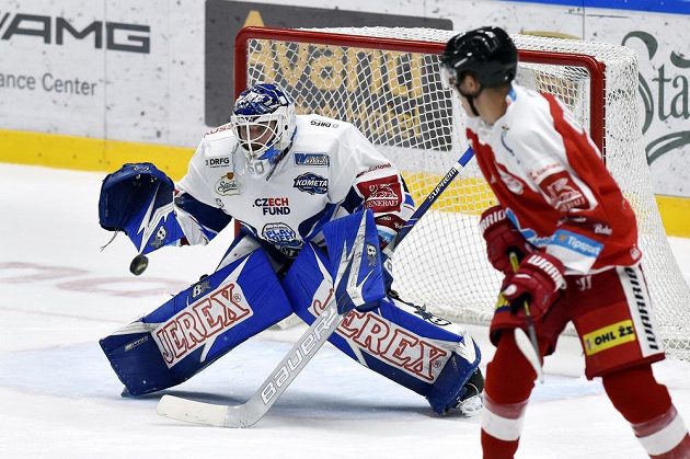 Brankář Brna Karel Vejmelka a Tobiáš Handl z Olomouce během utkání letního poháru Česká Generali Cup.