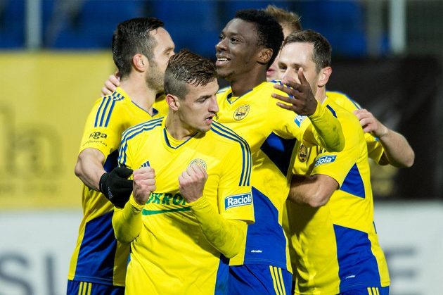 Vukadin Vukadinovič ze Zlína (vpředu) oslavuje se spoluhráči gól na 3:1 během utkání se Spartou.