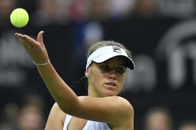 Sofia Keninová ve dvouhře proti Siniakové při finále tenisového Fed Cupu mezi ČR - USA.