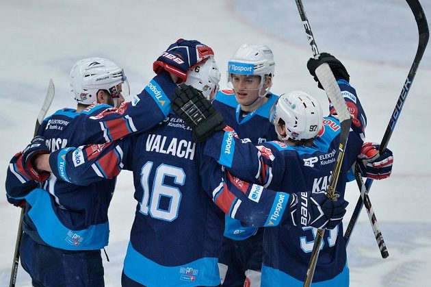 Radost hráčů Chomutova z prvního gólu během čtvrtého zápasu předkola play off hokejové extraligy na ledě BK Mladá Boleslav.