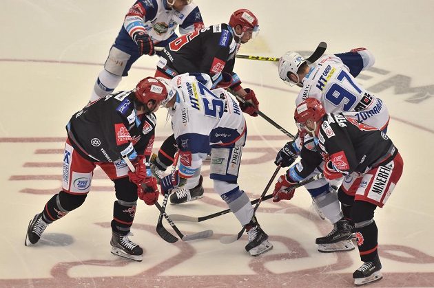 Finále hokejové extraligy odstartovali. O titul bojují HC Oceláři Třinec a HC Kometa Brno.