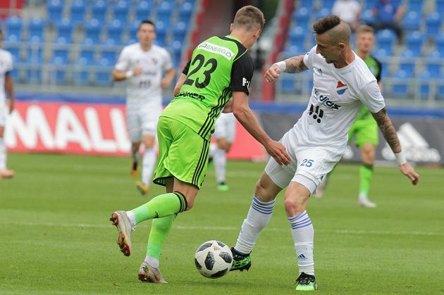 Tomáš Weisner z Boleslavi a Jiří Fleišman z Ostravy v souboji o míč během kvalifikačního utkání o Evropskou ligu.