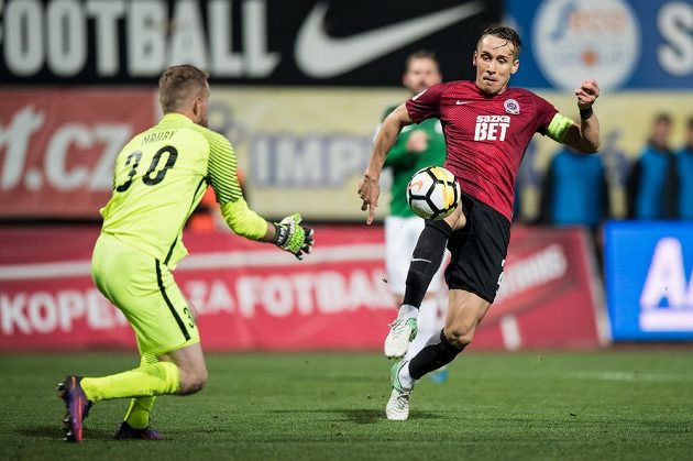 Josef Šural ze Sparty Praha střílí svůj třetí gól během utkání 11.kola HET ligy v Jablonci.