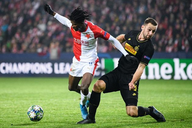 Penaltový zákrok. Peter Olayinka ze Slavie Praha a Stefan de Vrij z Interu Milán během utkání základní skupiny Ligy mistrů.