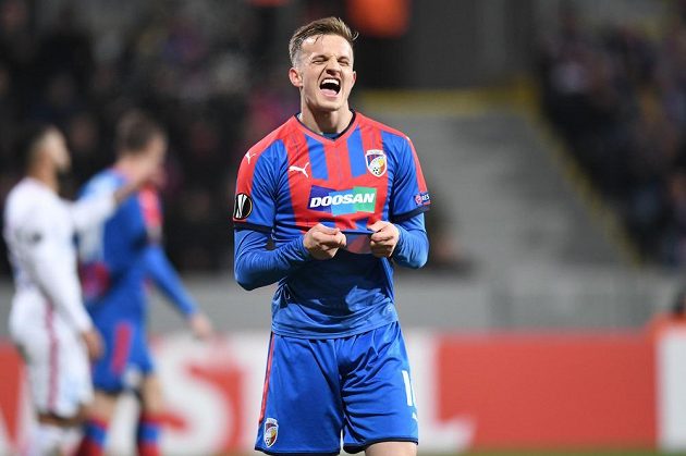 Plzeňský záložník Kopic se šklebí po zahozené šanci v utkání Evropské ligy s FCSB.