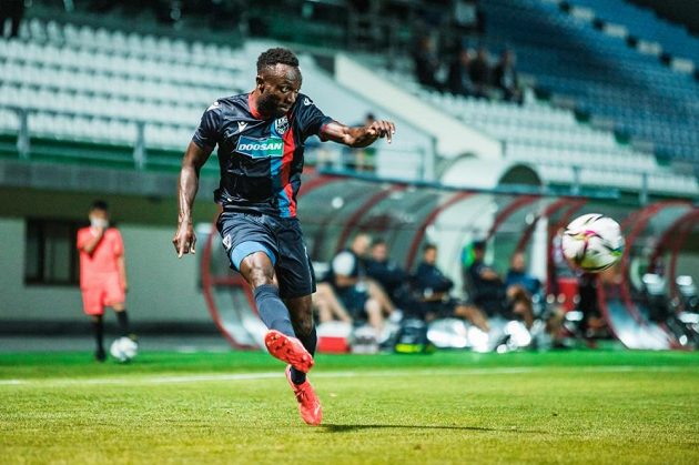Plzeňský Joel Kayamba v akci.