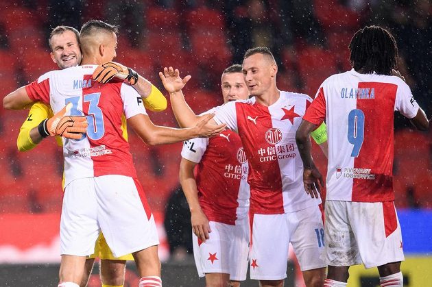 Brankář Slavie Praha Ondřej Kolář oslavuje se spoluhráči Petar Musa, Tomáš Malinský, Jan Bořil gól na 3:0.