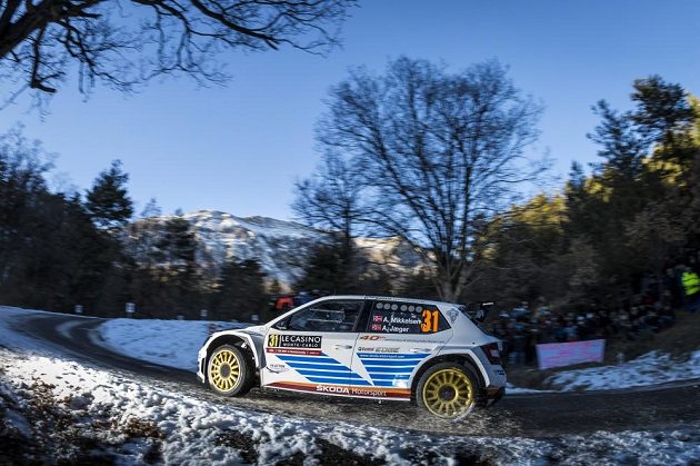 Andreas Mikkelsen se Škodou Fabia R5 na trati Rallye Monte Carlo.