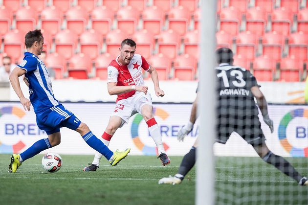 Jaromír Zmrhal ze Slavie přihrává na druhý gól během utkání s Mladou Boleslaví.