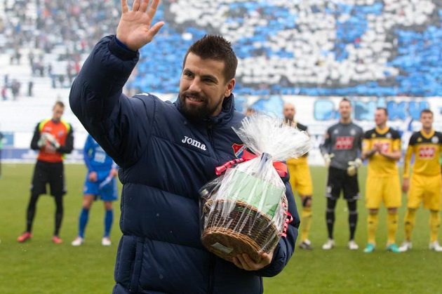 Fanoušci před zahájením zápasu přivítali Milana Baroše (na snímku při přebírání upomínkových předmětů), který se do ostravského klubu vrátil po jedenáctiletém působení v zahraničí.