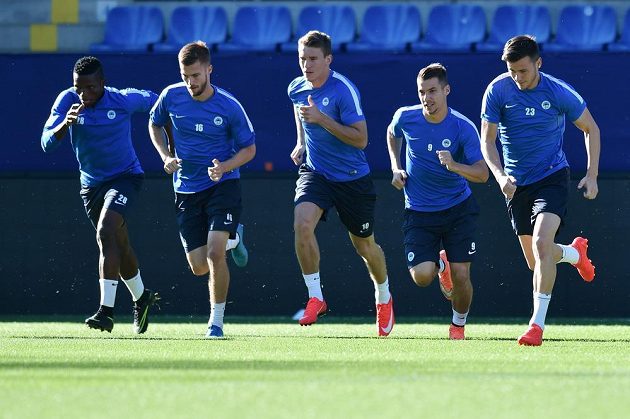 Zleva liberečtí záložníci Moses Ubong Ekpai, Igor Súkenník, Zdeněk Folprecht, Jan Navrátil a Egon Vůch na středečním předzápasovém tréninku.
