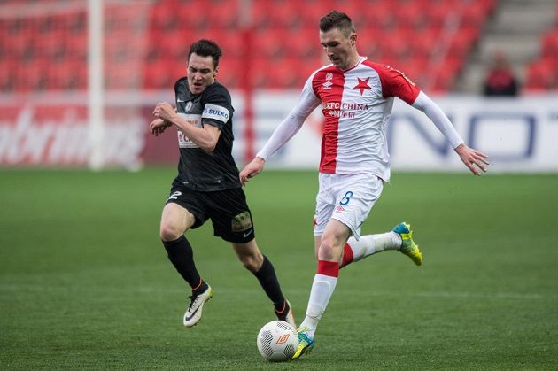Jaromír Zmrhal ze Slavie Praha (vpravo) a jablonecký záložník Vjačeslav Karavajev.