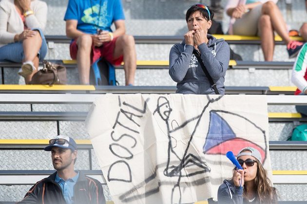 Maminka kajakáře Josefa Dostála během rozjížďky na 1000 m během Mistrovství světa v rychlostní kanoistice v Račicích.