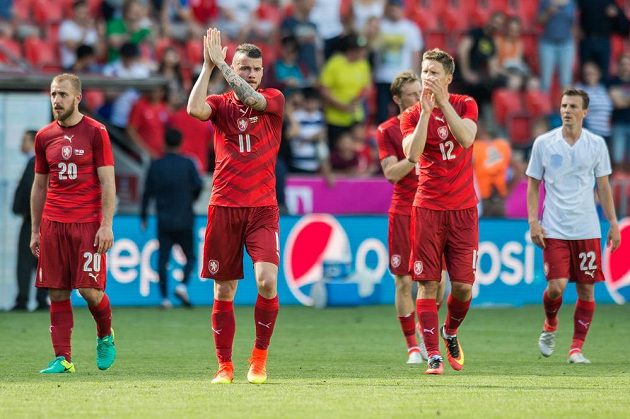 Fotbalisté české reprezentace (zleva): Jiří Skalák, Daniel Pudil, Milan Škoda, Ladislav Krejčí a Vladimír Darida po zápase s Koreou.