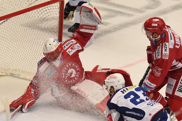 Zleva brankář Třince Šimon Hrubec, Tomáš Svoboda z Brna a Tomáš Linhart z Třince.