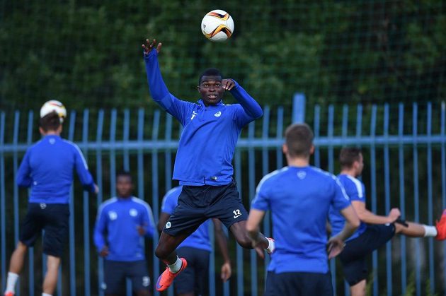 Záložník Slovanu Liberec Isaac Sackey (uprostřed) na tréninku před zápasem 1. kola základní skupiny Evropské ligy s Bragou.