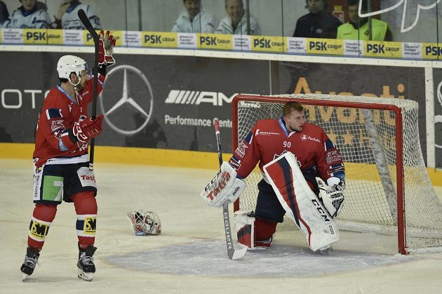 Nicholas Schaus z Pardubic signalizuje rozhodčím, že jeho spoluhráč brankář Ondřej Kacetl nemá masku.