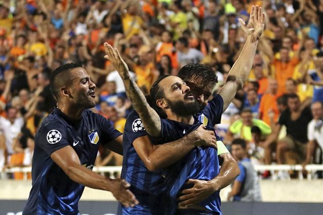 Eustathios Aloneftis z APOEL Nikósie oslavuje svoji trefu v úvodním utkání 4. předkola Ligy mistrů proti Slavii.
