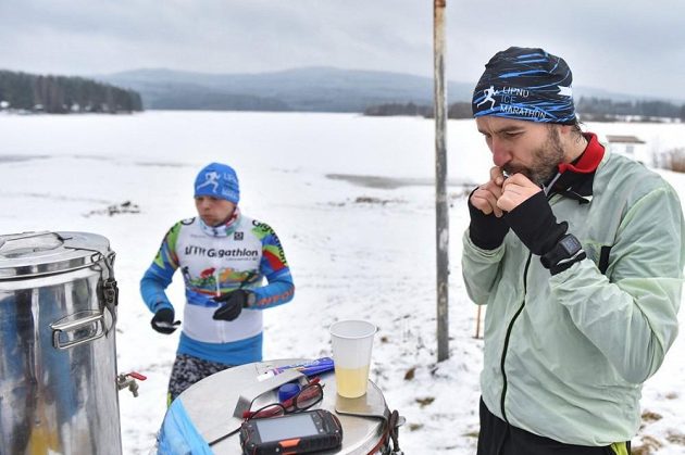 Lipno Ice Marathon - občerstvovací stanice byly oázou uprostřed ledové pustiny.