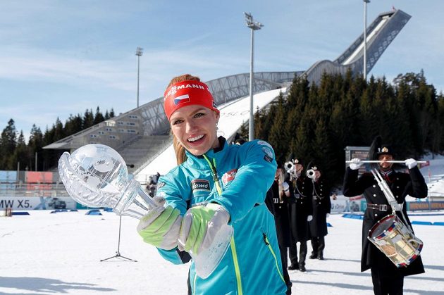 Gabriela Koukalová v Oslu s malým křišťálovým glóbem za celkové prvenství v závodech s hromadným startem.