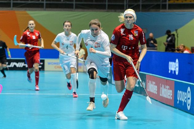 Tereza Urbánková (vpravo) v souboji o míček během zápasu s Polskem.