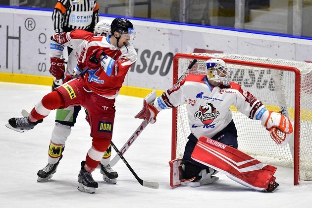 Zleva Jan Zdráhal z Pardubic, Tomáš Dujsík z Olomouce a brankář Pardubic Pavel Kantor.