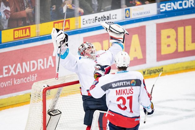 Brankář Pardubic Ondřej Kacetl a Juraj Mikuš oslavují vítězství 3:1 během utkání Tipsport extraligy na ledě Sparty.