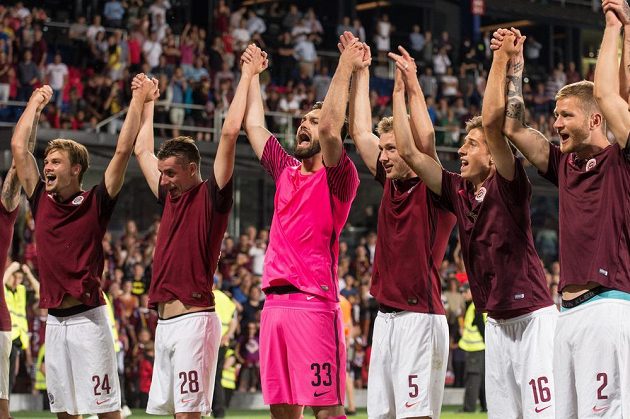 Fotbalisté Sparty (zleva): Matěj Pulkrab, Ondřej Zahustel Tomáš Koubek, Jakub Brabec, Michal Sáček a Ondřej Mazuch oslavují vítězství a postup po utkání play off Evropské ligy se Sönderjyske.