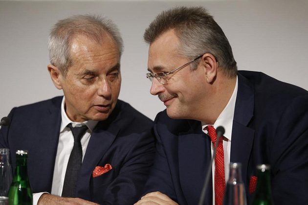 Vlastník fotbalové Slavie Jiři Šimáně (vlevo) a zástupce čínského spoluvlastníka Jaroslav Tvrdík na tiskové konferenci.