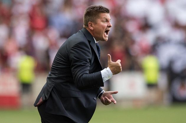 Trenér Slavie Dušan Uhrin mladší během odvetného duelu 2. předkola Evropské ligy s Levadií Tallinn.